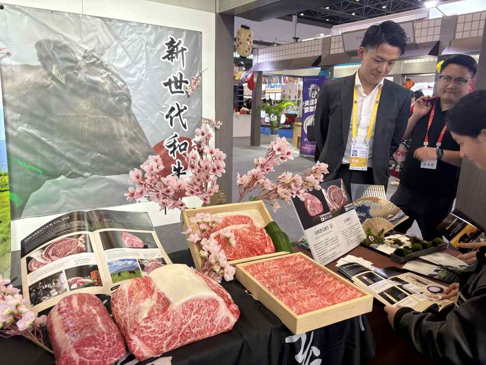 4月13日，日本展商在消博会现场展示和牛商品。（陈子薇 摄）