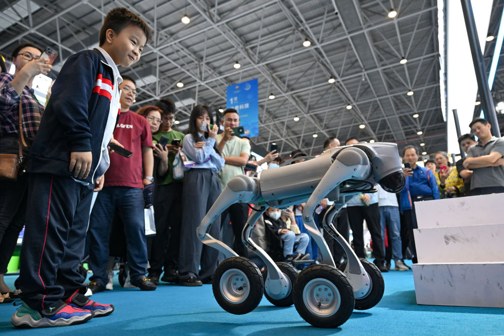 4月16日，观众在消博会现场观看国产机器狗展示技能。(郭程 摄)